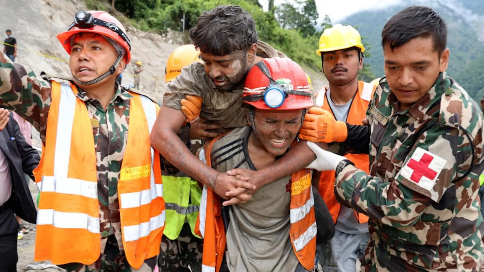 Video: Workers rescued from hydro tunnel nine days after Nepal flooding