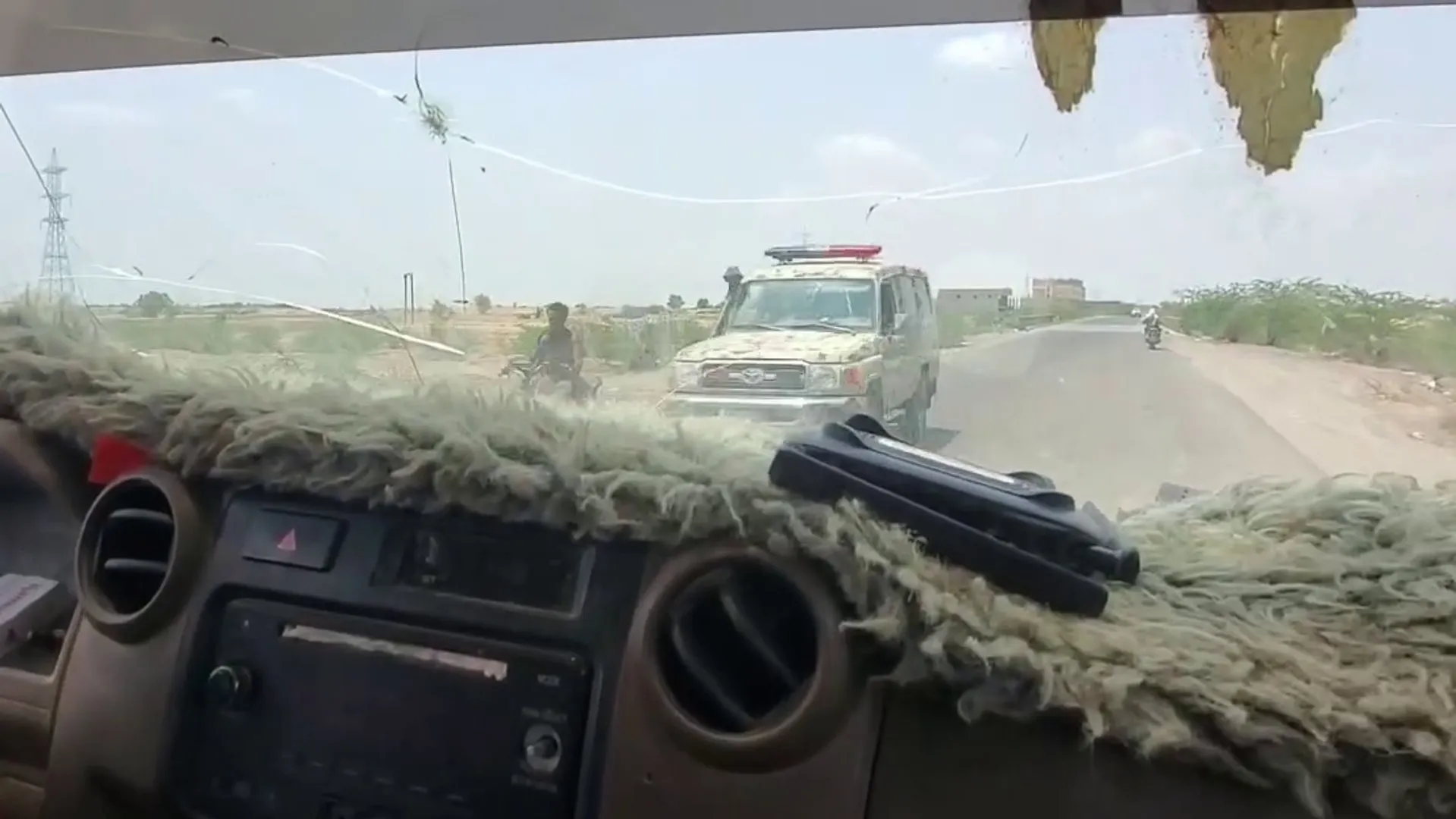 Cameraman catches the moment Yemeni government forces are ambushed