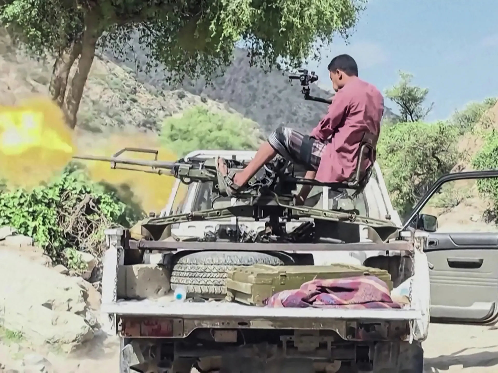Yemeni government launches air strikes on Houthi positions