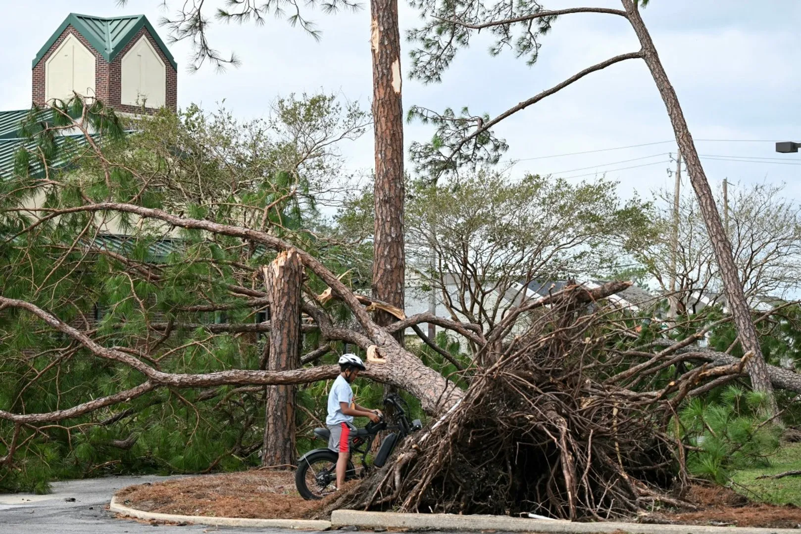 Hurricane Isaias kills four, leaves 650,000 without power in Florida