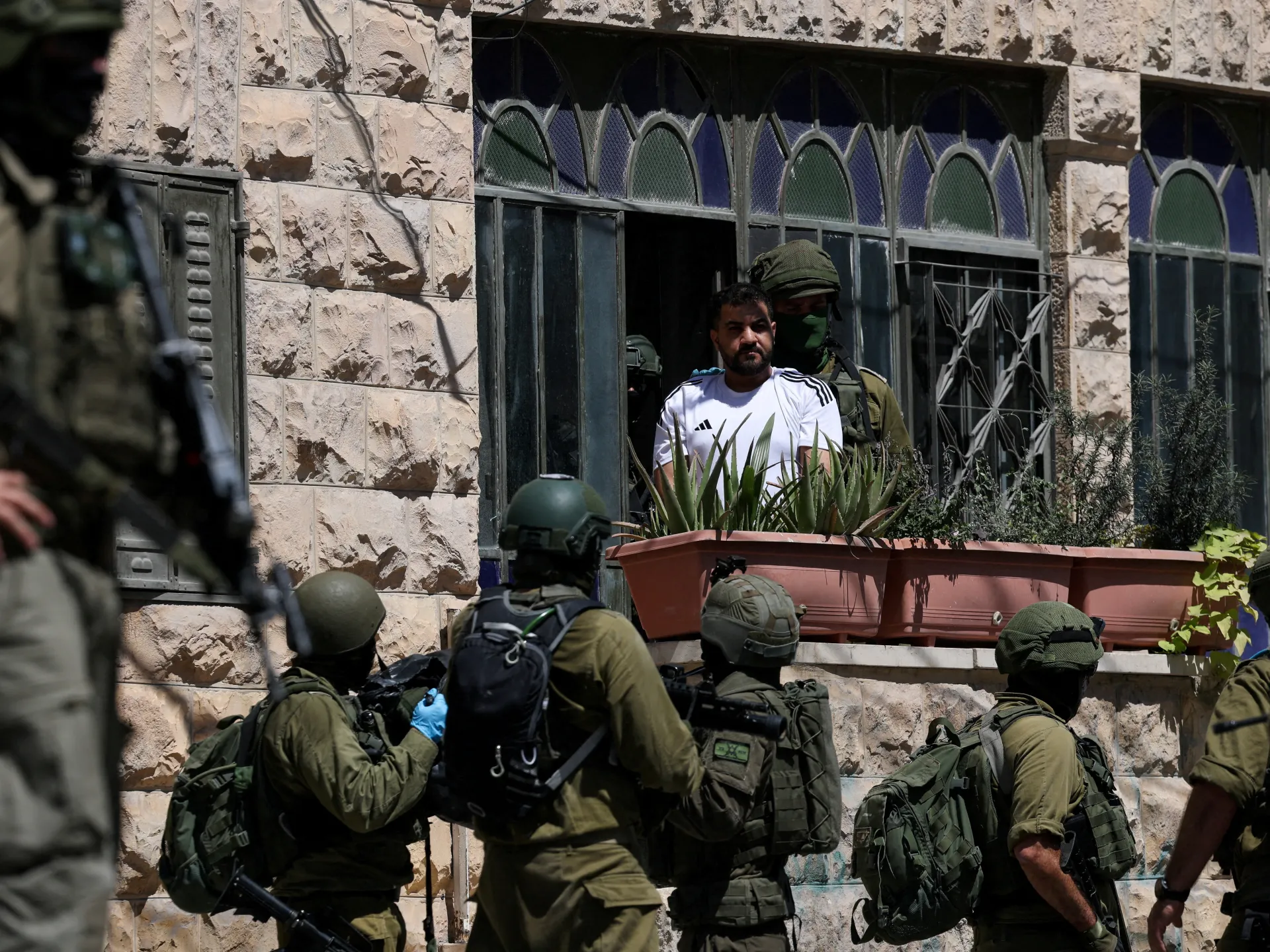 Israel arrests 100 Palestinians in a week as West Bank pogroms continue