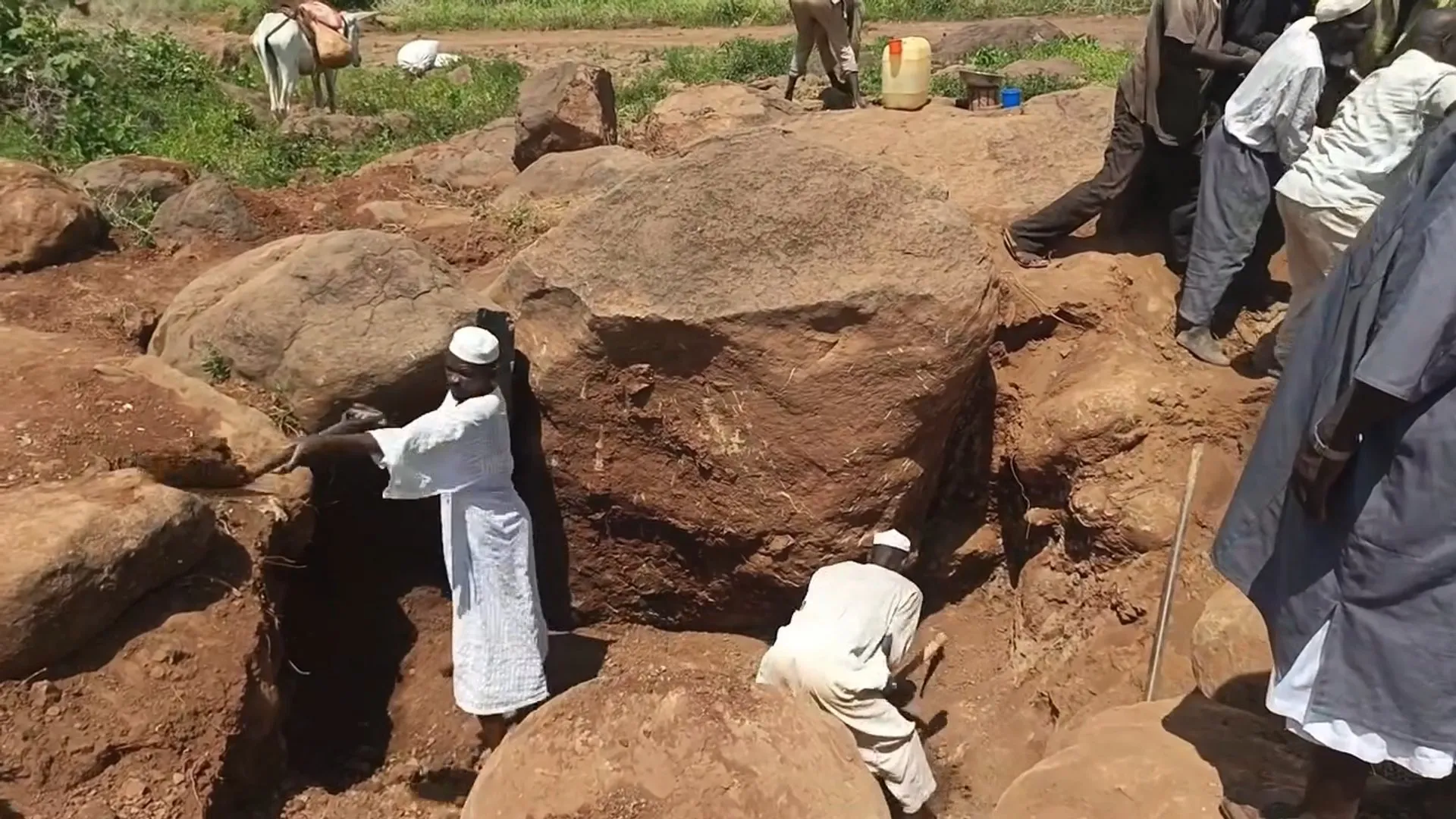 Sudanese repair roads by hand in Darfur to improve emergency access