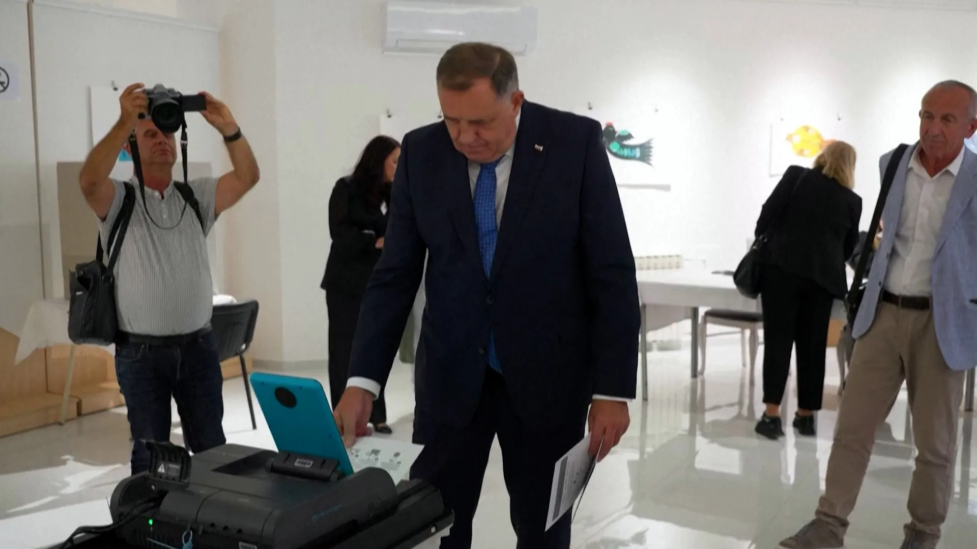 Dodik urges Serb turnout against ‘Sarajevo crooks’ in Bosnia election