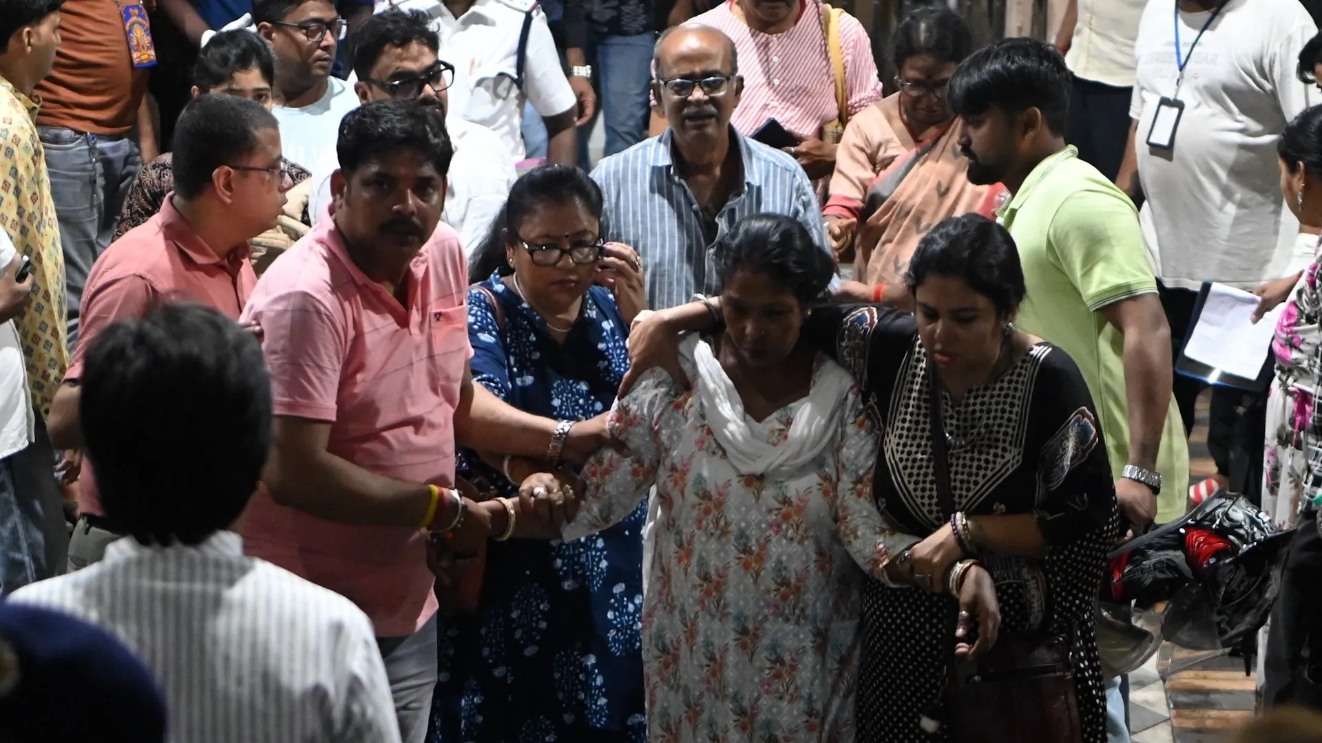 At least 19 dead in stampede at Kolkata Hindu festival