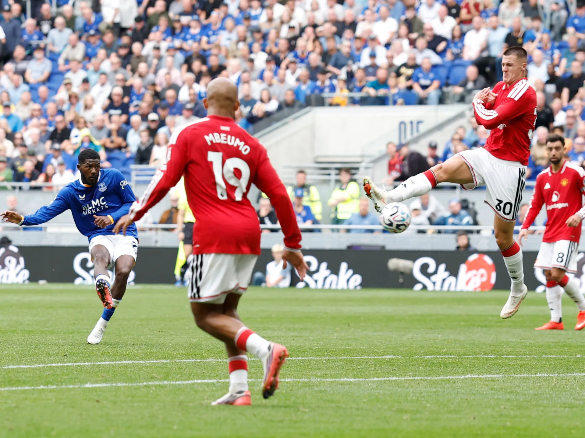 Maitland-Niles stuns Manchester United as Everton claim last-ditch point