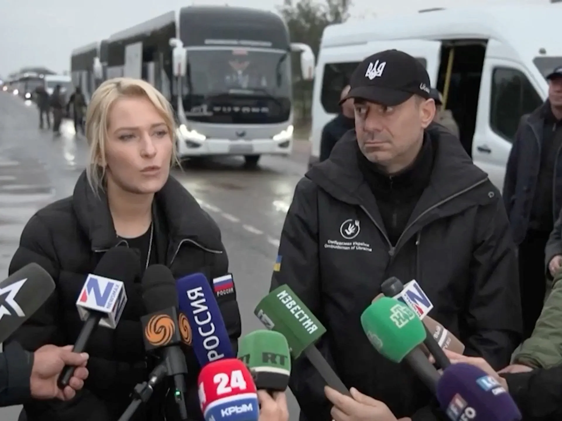 Aid convoy enters besieged Ukrainian town Oleshky