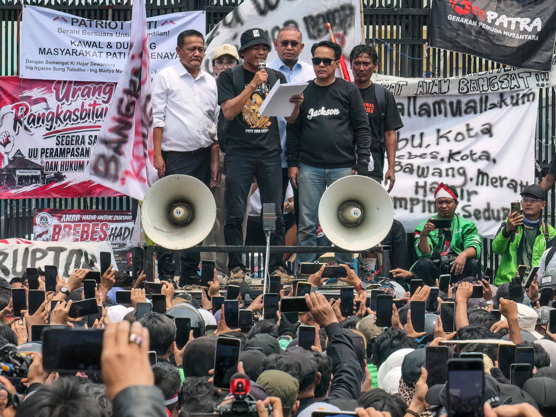 Indonesians march on parliament to demand crackdown on corruption