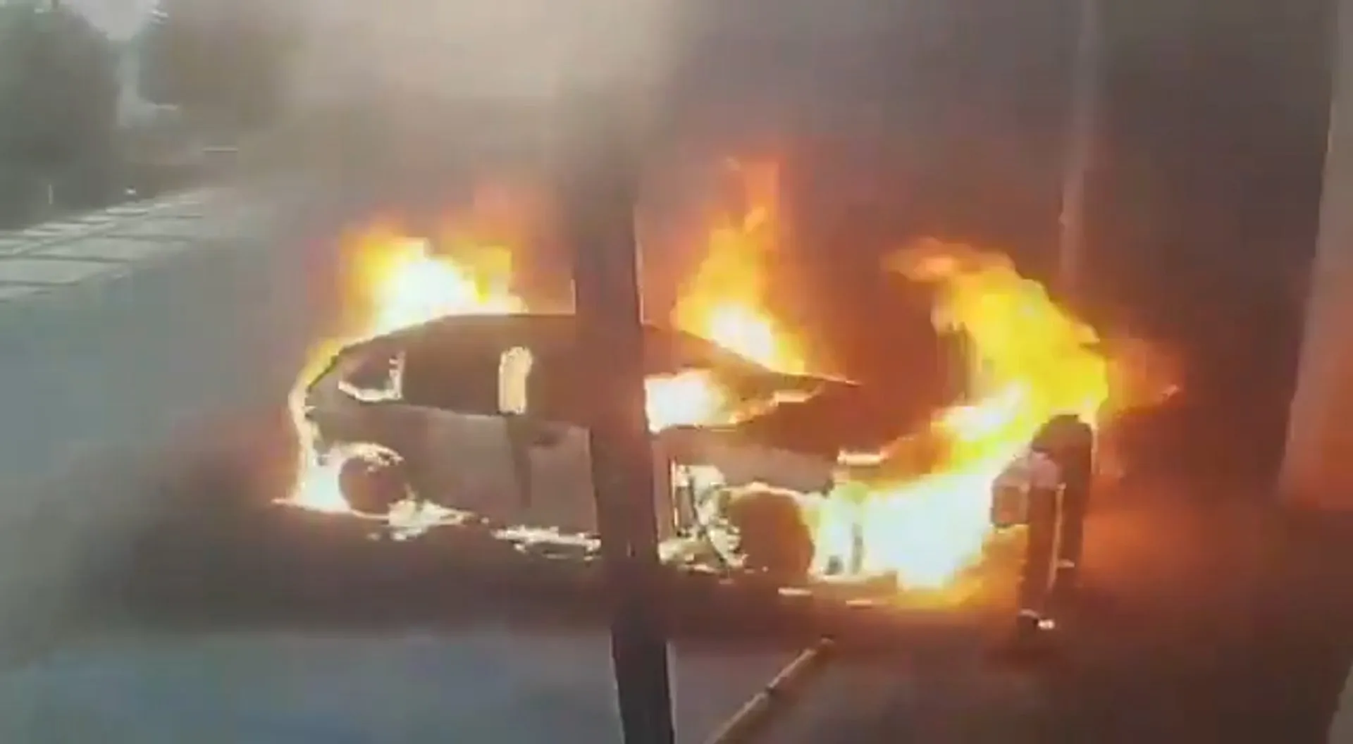 Electric car bursts into flames at charging station in Turkiye