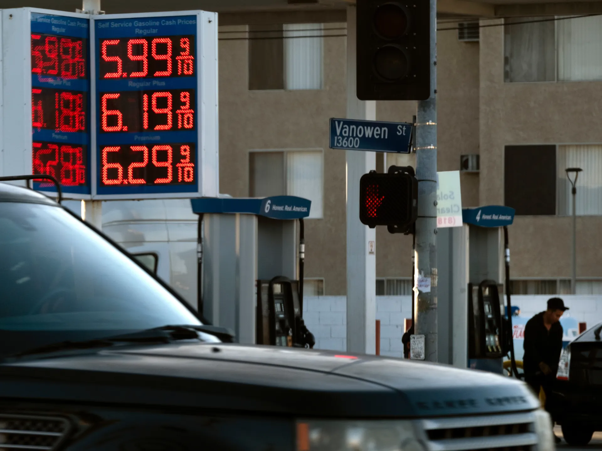 US inflation rises before midterm elections, fuelling rate hike fears
