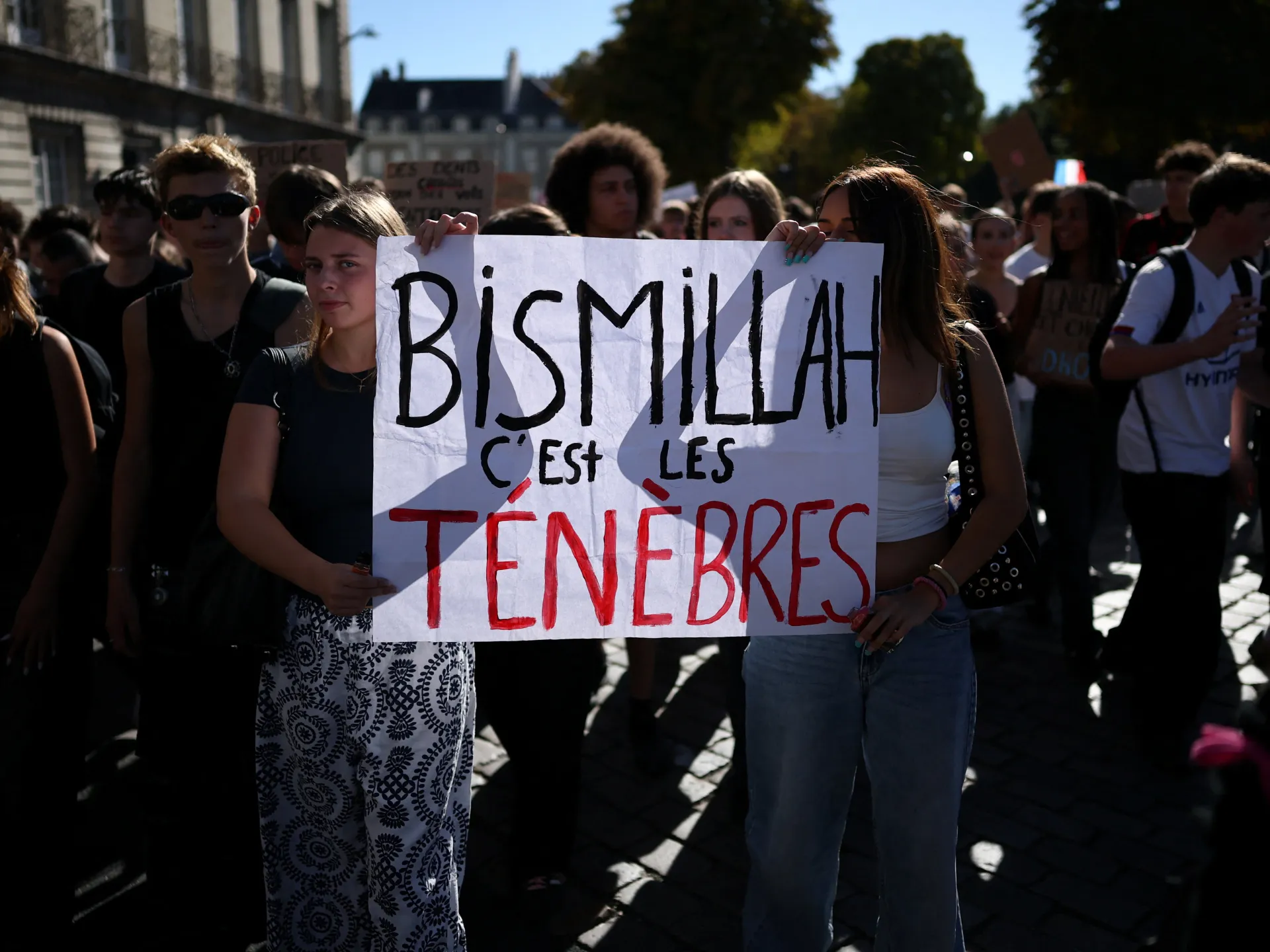 Why are French protesters chanting ‘Bismillah, c’est les ténèbres’?