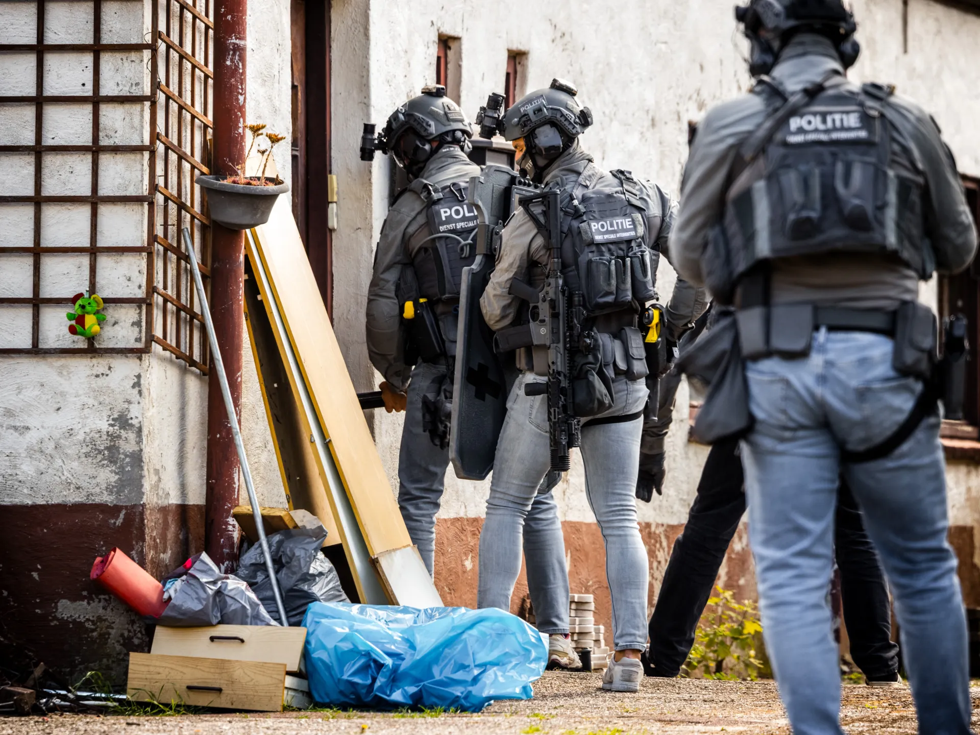 Police arrest 34 after deadly gang shootout in eastern Netherlands